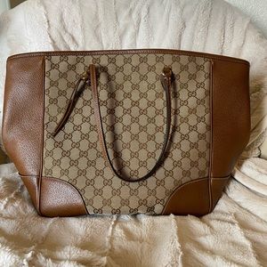 Gucci monogram canvas tote with leather trim and gold hardware. Zipper